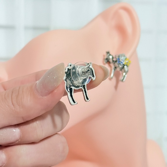 ⚜️ Minimalist Colorful Donkey Earrings - Picture 5 of 8